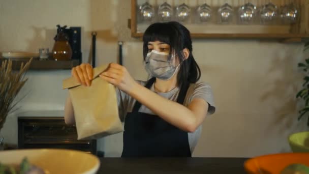 Λευκή Σερβιτόρα Προστατευτική Μάσκα Που Δίνει Τσάντα Πελάτη Εστιατόριο Νεαρή — Αρχείο Βίντεο