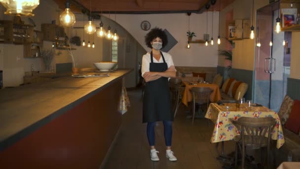 Restoranının Yemek Odasında Durmuş Kollarını Kavuşturup Kameraya Bakan Ciddi Bir — Stok video