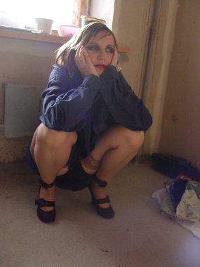 Kadın, tadilat yüzünden dağınıklık olan boş bir dairede kalıyor.