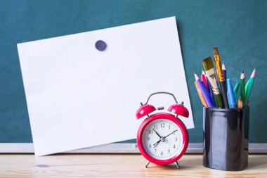 Kalem, kurşun kalem, bir cam ve beyaz temiz kağıt yaprağının yeşil bir kara tahta üzerinde fırça. Senin metin için yer. Okula dönüş