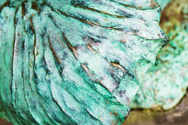 Patina heykel, yakın çekim, yumuşak odak soyut bronz öğesinde