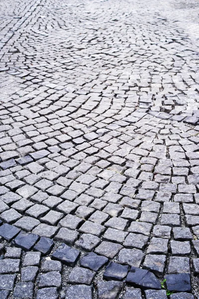 旧市街の石畳 装飾的な灰色の石が並ぶ道路舗装 — ストック写真