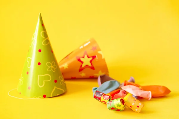 Бумажные Колпачки Воздушные Шары Цветной Праздничный Свисток Желтом Фоне — стоковое фото