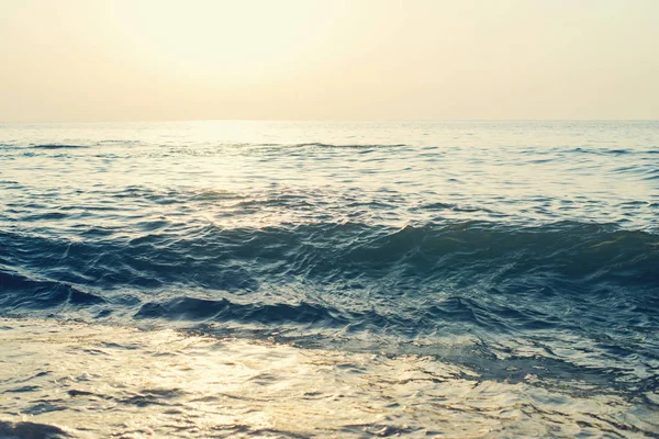 日落时海滩上的波浪 — 图库照片