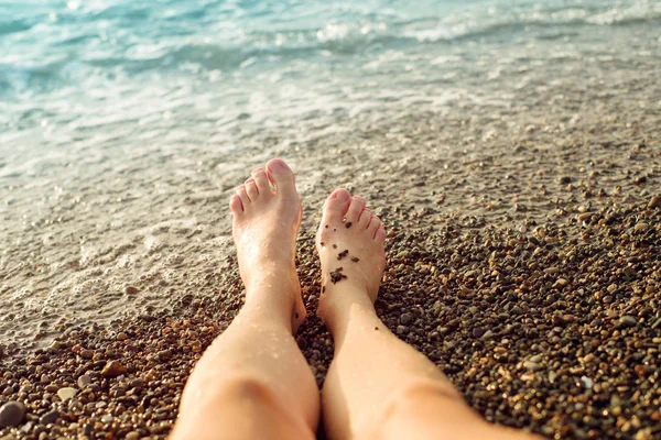 Pies Femeninos Playa Guijarros Contra Mar Tonificados Vacaciones Mar —  Fotos de Stock