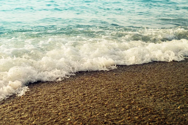 Meer Kieselstrand Und Wellen Getönt — Stockfoto