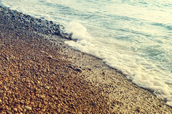 Meer Kieselstrand Und Wellen Getönt — Stockfoto