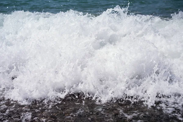 日落海滩上的海浪 — 图库照片