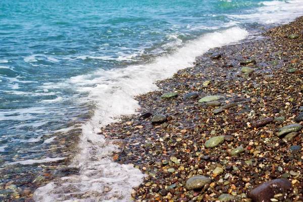 鹅卵石海滩和波浪 — 图库照片