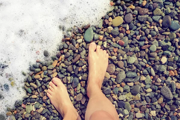 Kvinnliga Fötter Sten Stranden Mot Havet Tonas Semester Vid Havet — Stockfoto