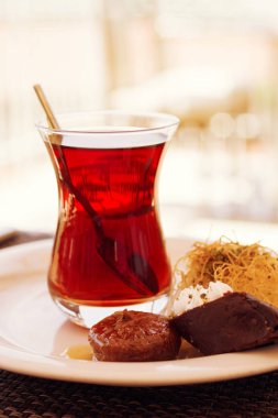 Geleneksel bardakta Türk çayı (lale) ve sofrada kurabiye