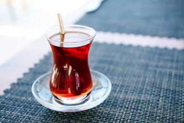 Geleneksel bardakta Türk çayı (lale) masada