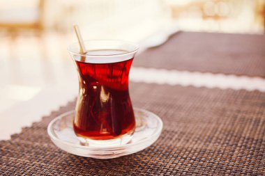 Geleneksel bardakta Türk çayı (lale) masada