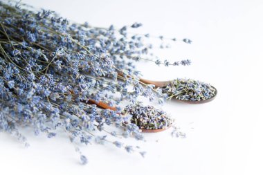 Kurutulmuş lavanta çiçekleri ve beyaz arka plan üzerinde lavanta ile buket ile Ahşap kaşık