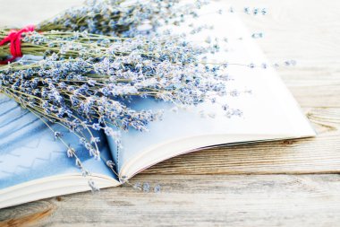 Kuru bir lavanta ve eski bir ahşap yüzey, yumuşak odak açık albüm çiçek Buketi