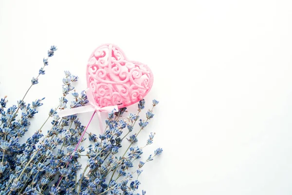 Corazón Decorativo Rosa Ramo Flores Una Lavanda Seca Sobre Una — Foto de Stock