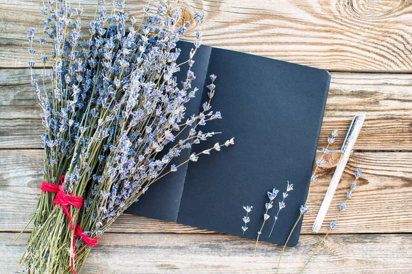 Zwarte Schetsboek Met Ruimte Voor Tekst Boeket Gedroogde Lavendel Bloemen — Stockfoto