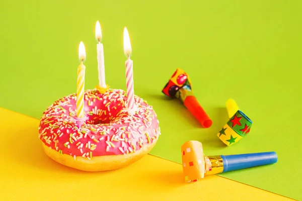 Γενέθλια Χρωματιστό Σφύριγμα Πάρτι Χρόνια Τούρτα Γενεθλίων Και Τρία Κεριά — Φωτογραφία Αρχείου