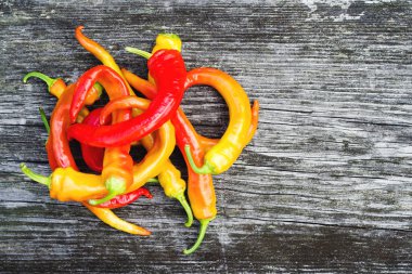 eski ahşap zemin üzerine kırmızı biber biber