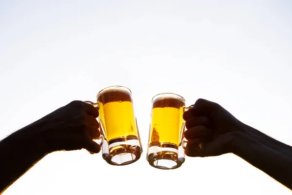 Дві Руки Тримають Келихи Пива Серед Неба — стокове фото