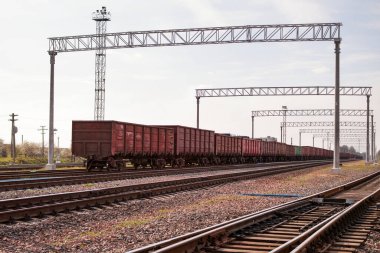 Demiryolunda bir yük treni.