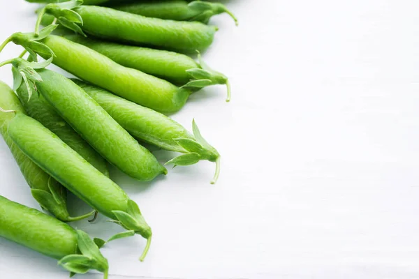 Gousses Pois Verts Frais Sur Une Surface Peinte Blanc Vue — Photo