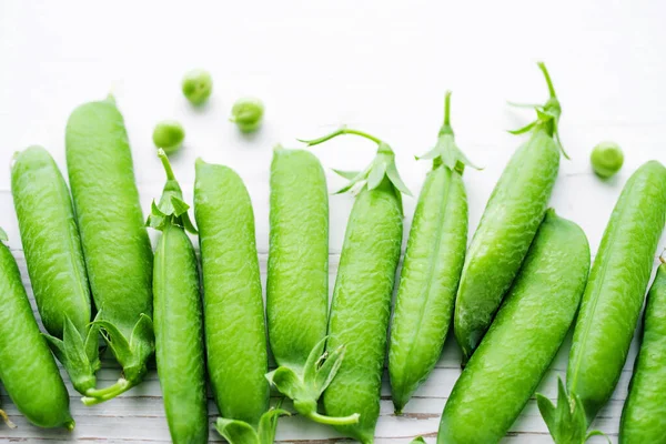 Gousses Pois Verts Frais Sur Une Surface Peinte Blanc Vue — Photo