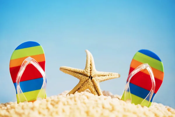 Beach Summer Vacation Bright Flip Flops Starfish Sand Background Sky — Stock fotografie