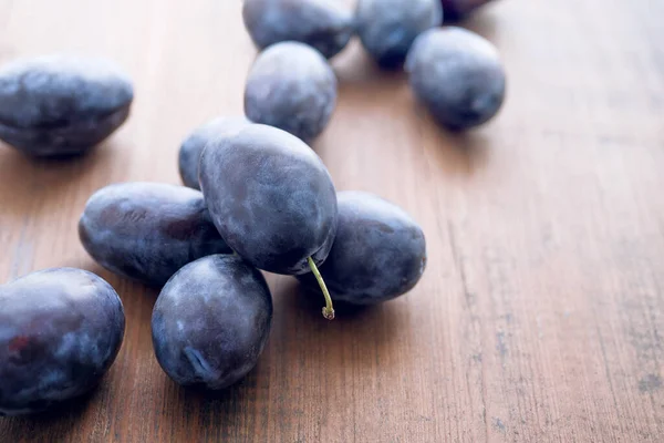 Dulces Ciruelas Azules Jugosas Una Superficie Vieja Madera Marrón Primer —  Fotos de Stock