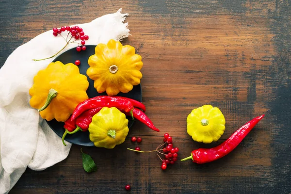 Assiette Ronde Avec Courge Jaune Piment Rouge Baies Viorne Sur — Photo