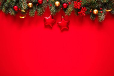 Noel süslemeleri ile kırmızı arkaplan, metin için boşluk ile üst görünüm.