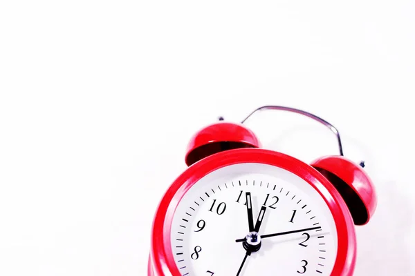 Πρωτοχρονιάτικο Υπόβαθρο Κόκκινο Vintage Ξυπνητήρι Που Δείχνει Την Ώρα Λευκό — Φωτογραφία Αρχείου