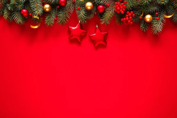 クリスマスの装飾が施されたクリスマスレッドの背景 テキストのためのスペースのあるトップビュー — ストック写真