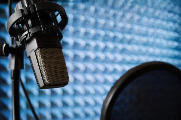 Mikrofon Tonstudio Mit Popfilter Auf Akustischem Schaumstoffhintergrund Nahaufnahme Weicher Fokus — Stockfoto