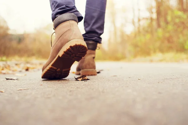 Kahverengi Deri Çizmeli Ayaklar Bir Sonbahar Günü Yol Boyunca Yürür — Stok fotoğraf