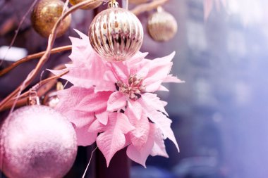 Noel baloları ve çiçeklerden dekoratif dekorasyon. Yılbaşı sokak dekoru. Parlak Noel arkaplanı