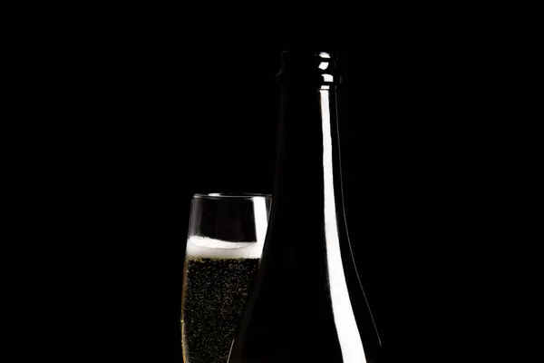 Ποτήρι Prosecco Πίσω Από Ένα Μπουκάλι Prosecco Μαύρο Φόντο — Φωτογραφία Αρχείου
