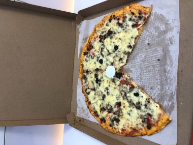 Yemek pişirmeye üşeniyor ve pizza sipariş ediyor.