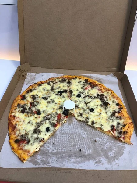 Yemek pişirmeye üşeniyor ve pizza sipariş ediyor.