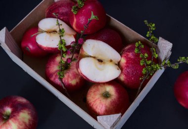 Dalları olan elma sandığı