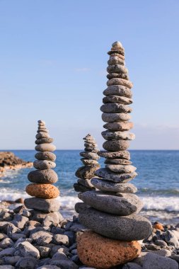 Farklı boyutlarda taşlar ve dengeyi koru. Piramitler mavi gökyüzüne karşı duruyor