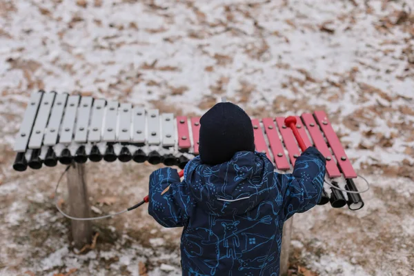 Petit Garçon Combinaison Chapeau Mitaines Joue Instrument Musique Hiver Dans — Photo
