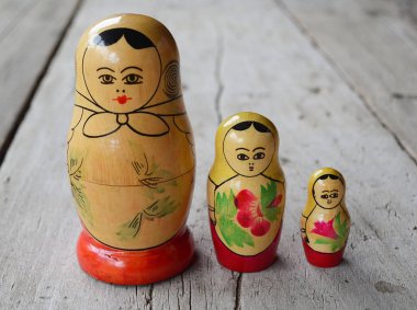 Matryoshka genellikle kadındır). Oyuncak ortada açar ve içinde bir sonraki daha küçük, ama benzer şeklinde olduğunu ve sırayla aynı zamanda başka bir küçük resim içeren, şekil, renk ve benzeri. Tipik olarak, 6'dan fazla öğeleri matrisin içerir.