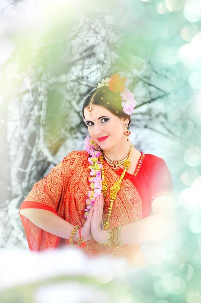 インド風の赤で女性の写真 — ストック写真