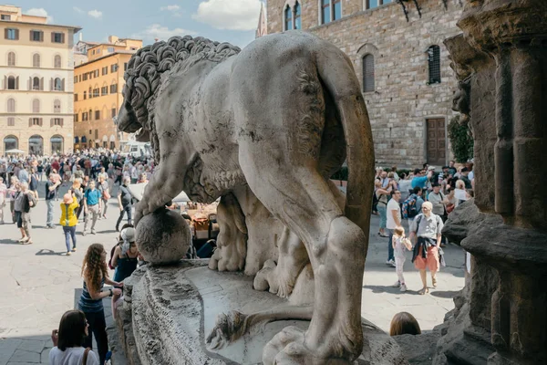 Leo 'nun Arkasındaki Piazza della Signoria 