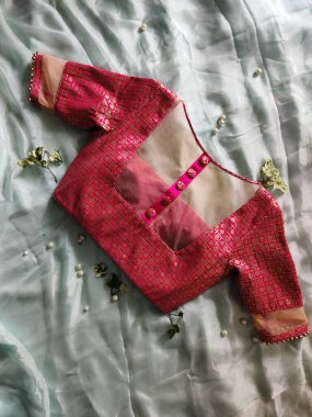 Tasarımcı kadın ve çocuklar için giyinir