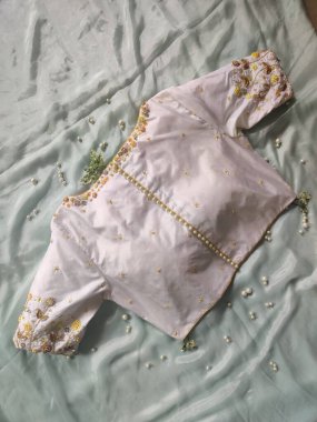 Tasarımcı kadın ve çocuklar için giyinir