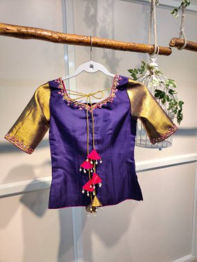 Sari giymiş kadınlar için eşsiz tasarımcı bluzları.