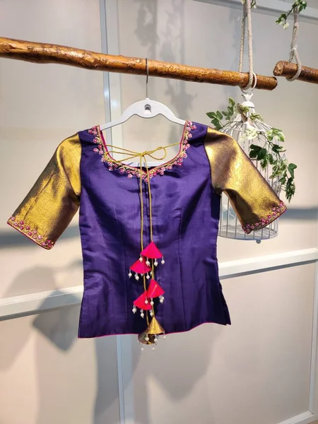 Sari giymiş kadınlar için eşsiz tasarımcı bluzları.