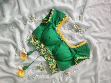 Sari giymiş kadınlar için eşsiz tasarımcı bluzları.